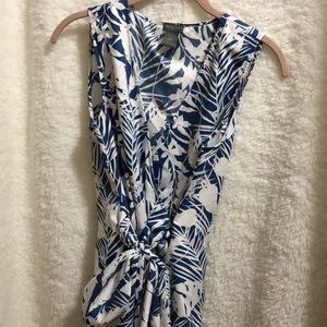 Wrap a round sleeveless blouse